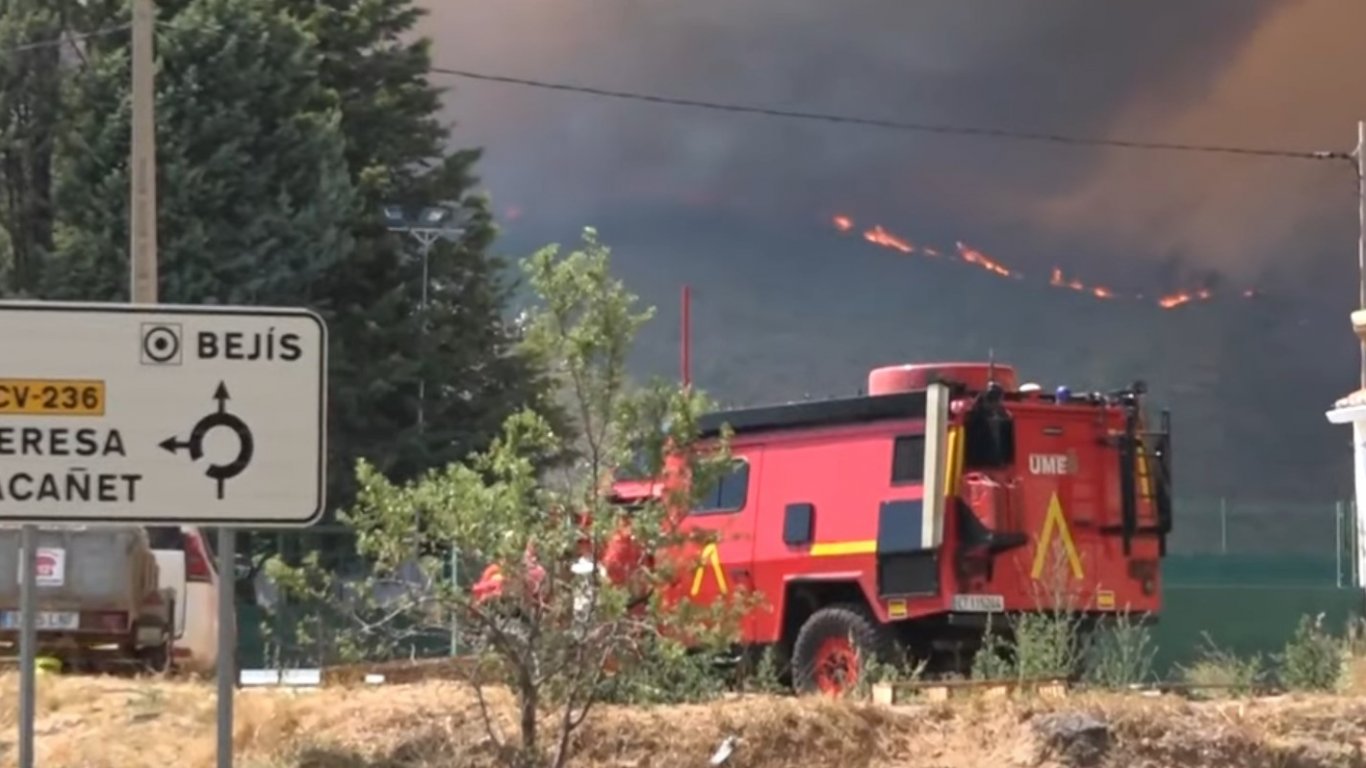 10 ранени при паническо бягство от влак, спрял заради горски пожар във Валенсия  (видео)