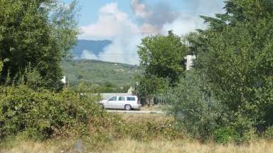  Пожар избухна до военния полигон в Казанлък (видео)