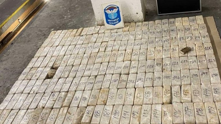 Укрит в матраци: Заловиха 400 килограма хероин на "Капитан Андреево"