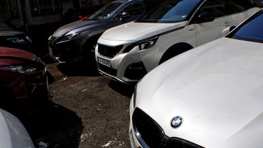 Шестима задържани при спецакция в Бургас, регистрирали луксозни крадени коли в КАТ (снимки)