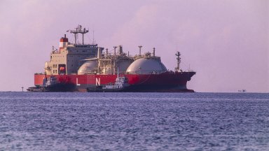 Опашки от танкери с LNG край европейските брегове: няма места за разтоварване