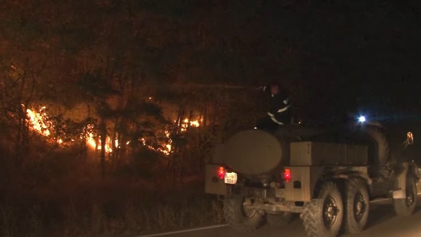 Цяла нощ гасиха пожара в Казанлък, в борбата се включват и 2 хеликоптера (видео)