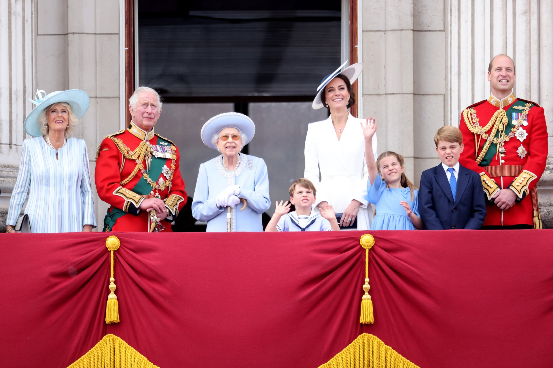 Камила Паркър-Боулс, принц Чарлз, кралица Елизабет Втора, принц Луи, Кейт Мидълтън, принцеса Шарлот, принц Джордж и принц Уилям