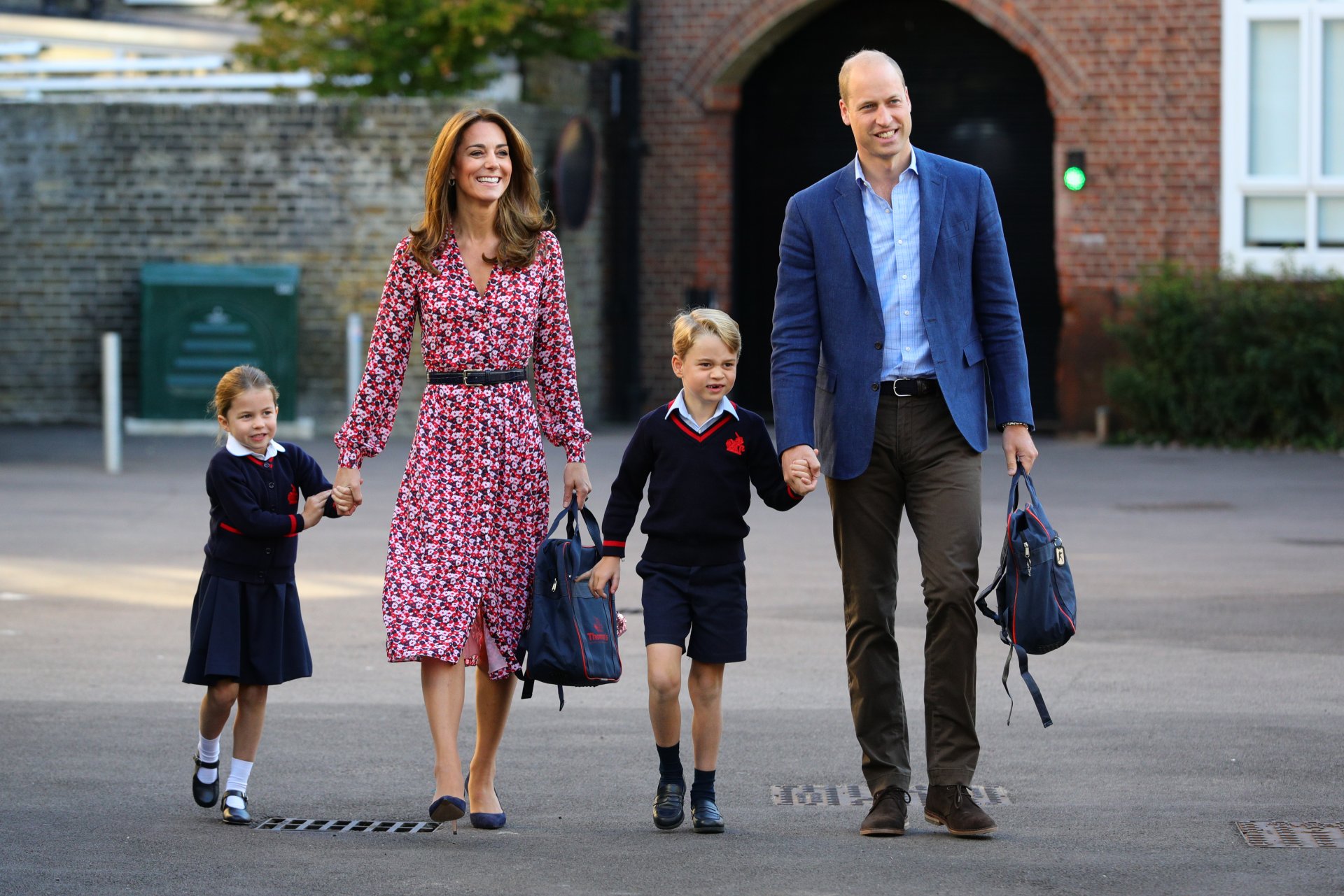 Кейт Мидълтън и принц Уилям с децата си принц Джордж и принцеса Шарлот
