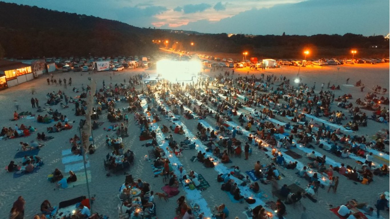 Взимайте постелки, храна и напитки за "Най-дългата вечеря на плажа" във Варна
