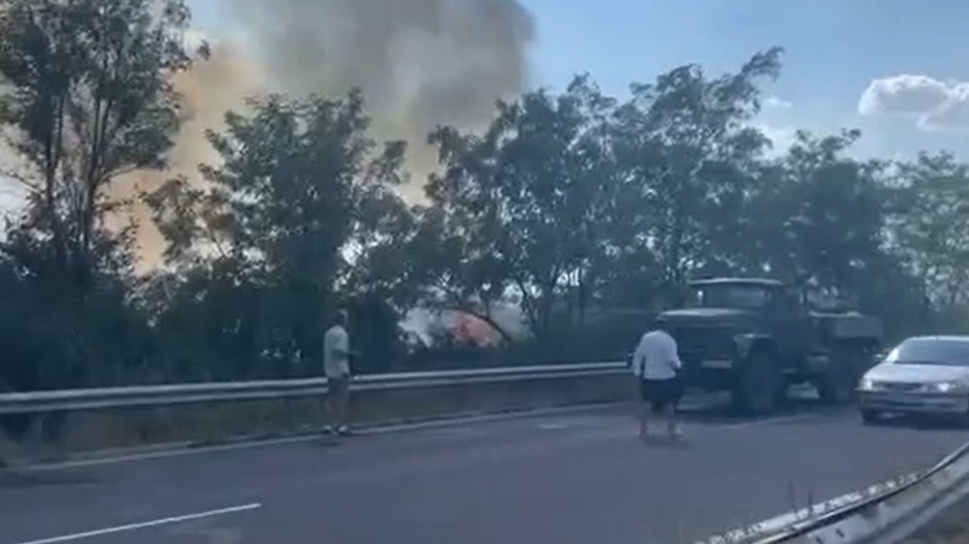Пожарът край Казанлък прехвърли Подбалканския път и наближава противоградна площадка
