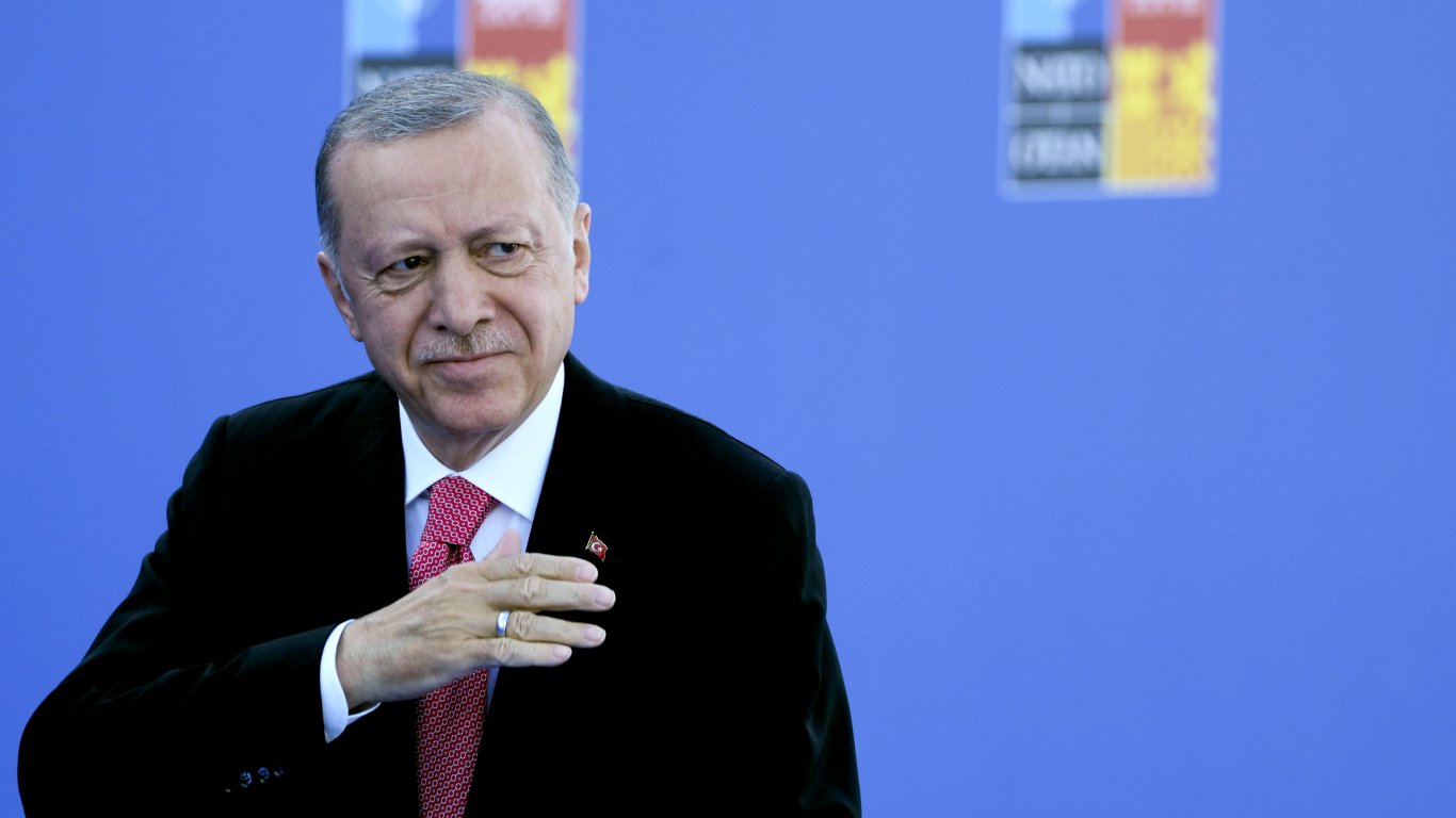Пенсии, доходи, работа: Какво има в предизборната кошница на Ердоган? 
