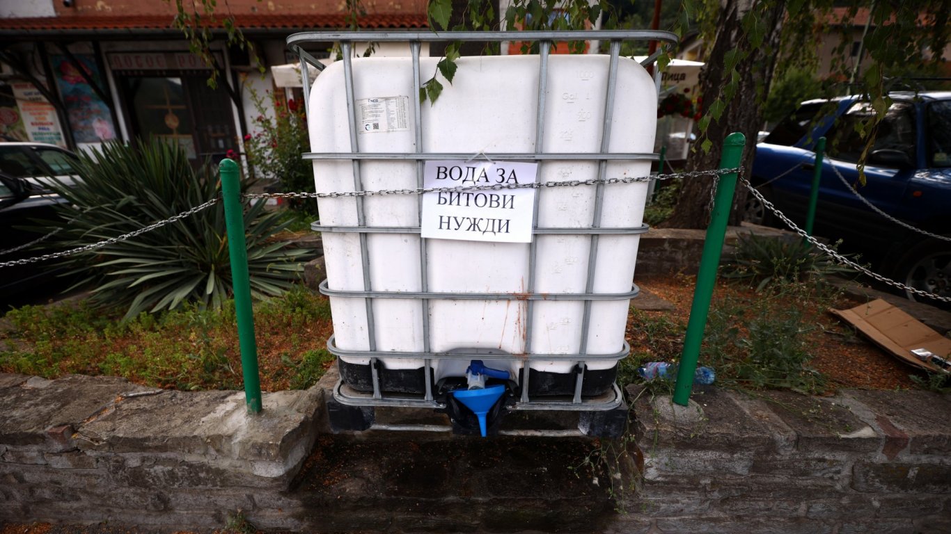 Бидон с вода за битови нужди е разположен в близост до гарата на община Своге