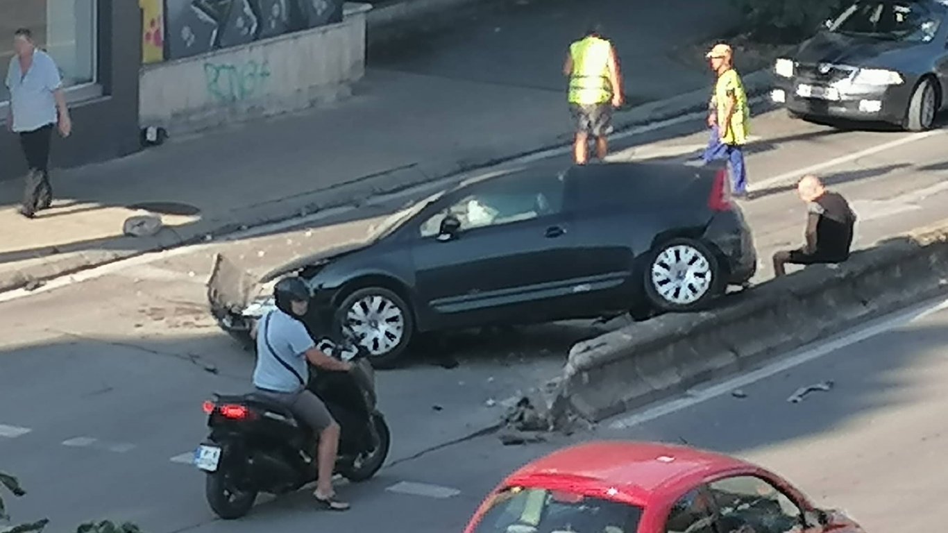 Кола "яхна" бетонен разделител след удар на кръстовище в Русе