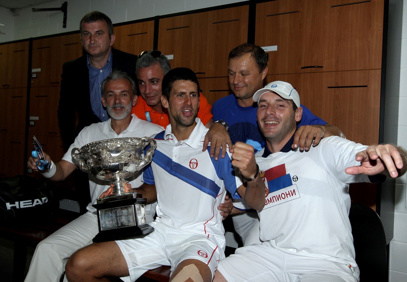Новак Джокович с доктор Игор (вляво) и останалите от щаба му след титлата на Australian open 2011. Тя идва като първото доказателство, че промяната в начина на хранене и дишане, под давлението на доктора, работи
