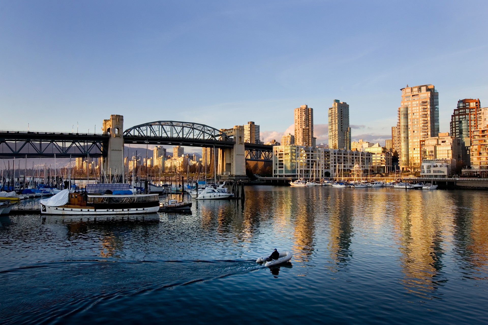 Пристанището на Ванкувър е най-голямото в страната, а туризмът е основно перо в бюджета