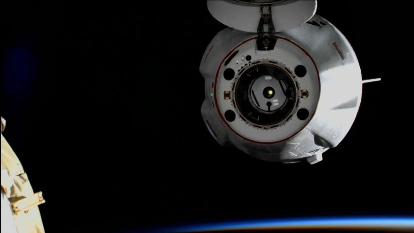 Американският товарен кораб "Дракон " се скачи с Международната космическа станция