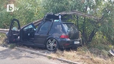 Двама младежи оцеляха по чудо след зрелищна катастрофа на пътя