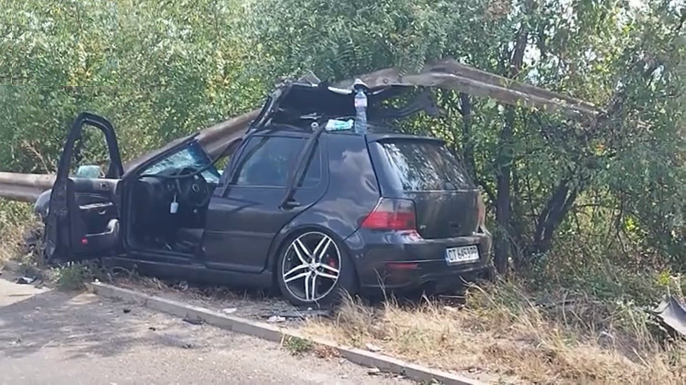 Пиян с 2,9 промила алкохол разцепи колата си в мантинела, той и спътникът му оцеляха по чудо