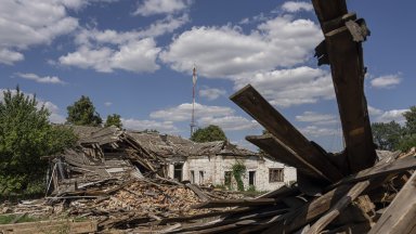 Силни експлозии отекнаха в събота вечерта в склад за боеприпаси