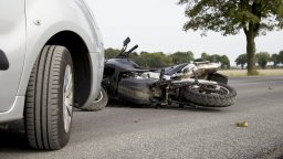 Моторист пострада след катастрофа с три коли на Подбалканския път край Павел баня (снимки)