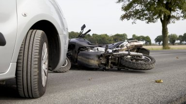 Моторист пострада след катастрофа с три коли на Подбалканския път край Павел баня