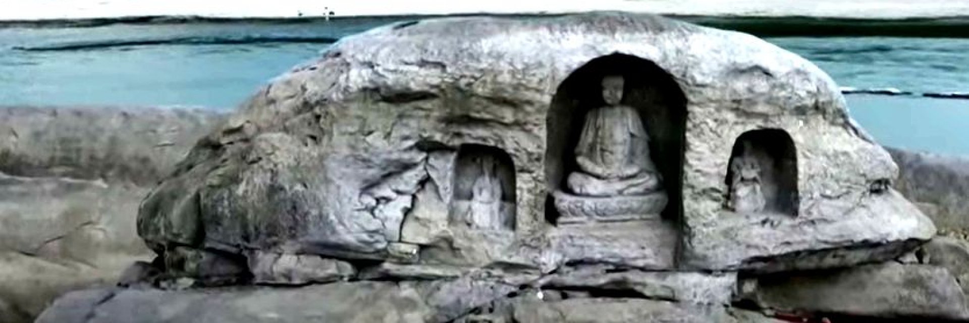 Древни будистки статуи на 600 години се появиха от намаляващите води на река Яндзъ
