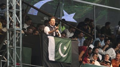 Бившият пакистански премиер Имран Хан, срещу когото вчера бяха повдигнати