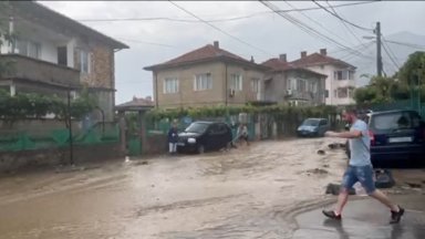 Седем екипа пожарникари и спасители се борят за овладяването на