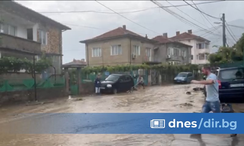 Седем екипа пожарникари и спасители се борят за овладяването на