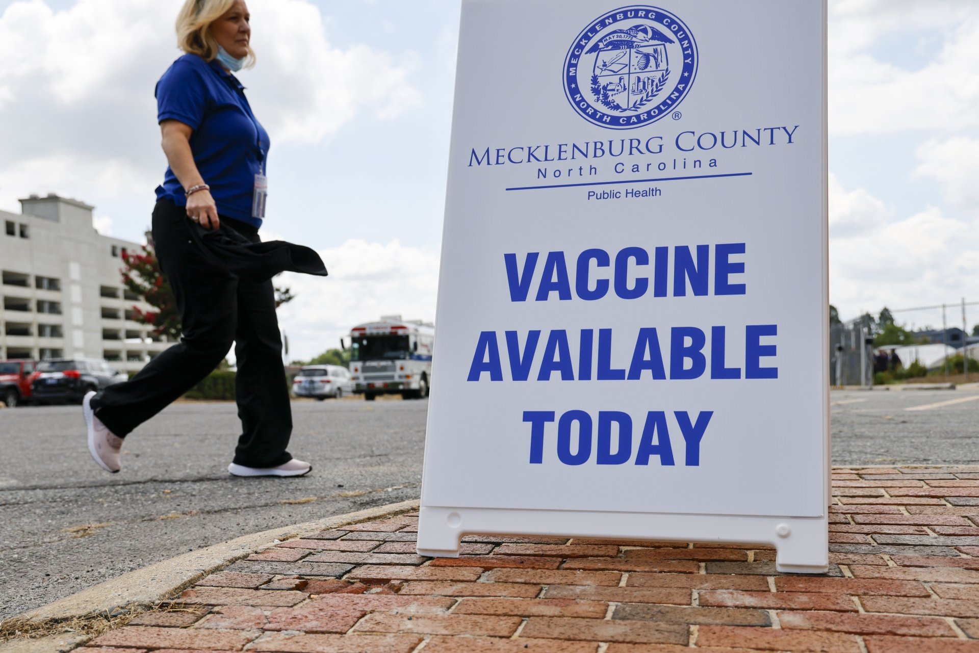 Служител на общественото здравеопазване на окръг Мекленбург пристига в клиника за ваксинация срещу маймунска шарка в Шарлът, Северна Каролина, събота, 20 август 2022 г.