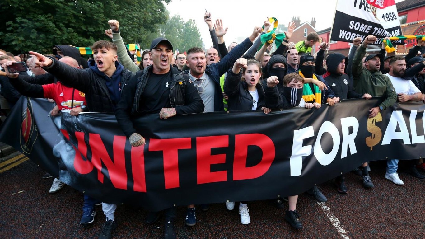 Феновете на Юнайтед направиха протестно шествие преди мача.
