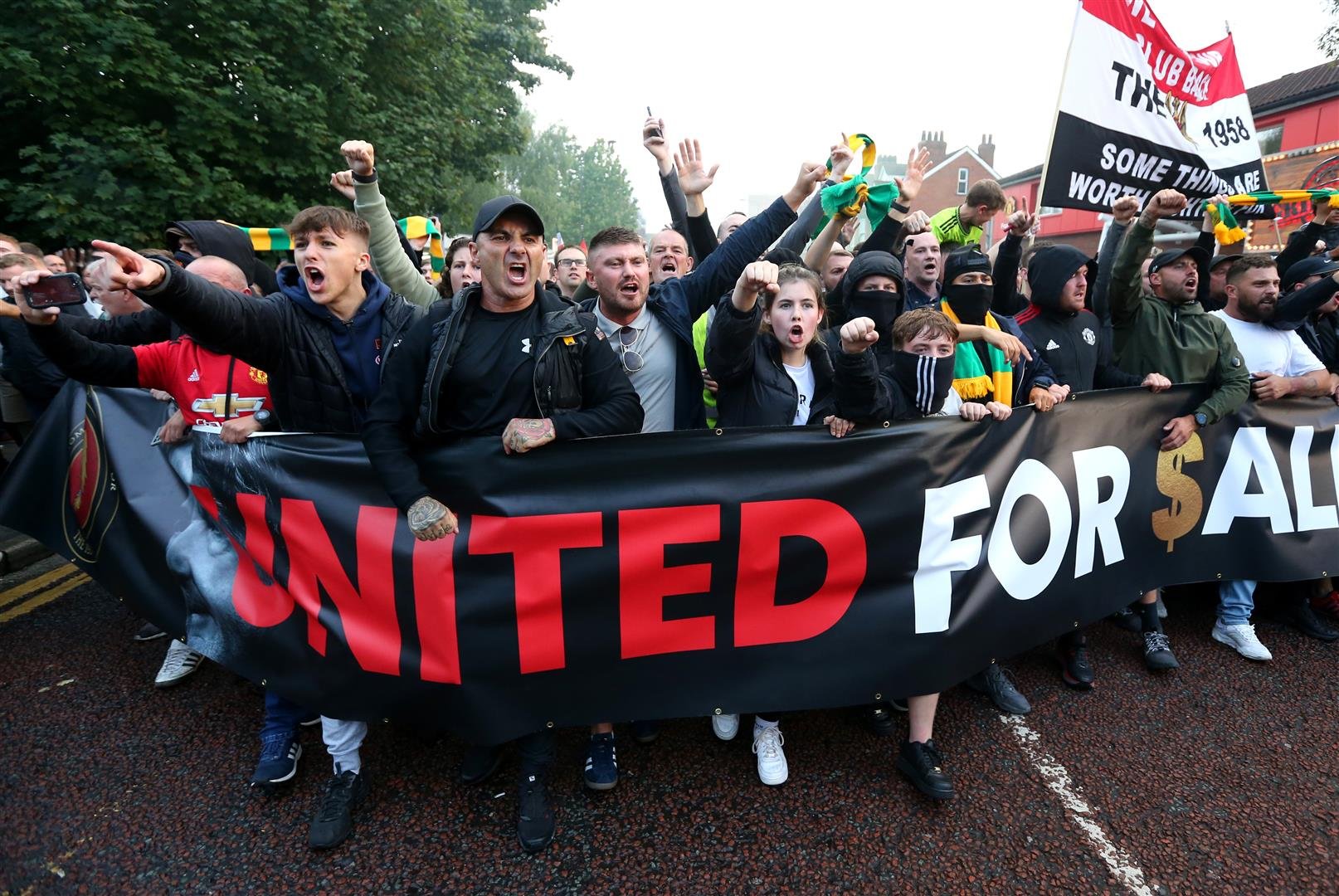Феновете на Юнайтед направиха протестно шествие преди мача.