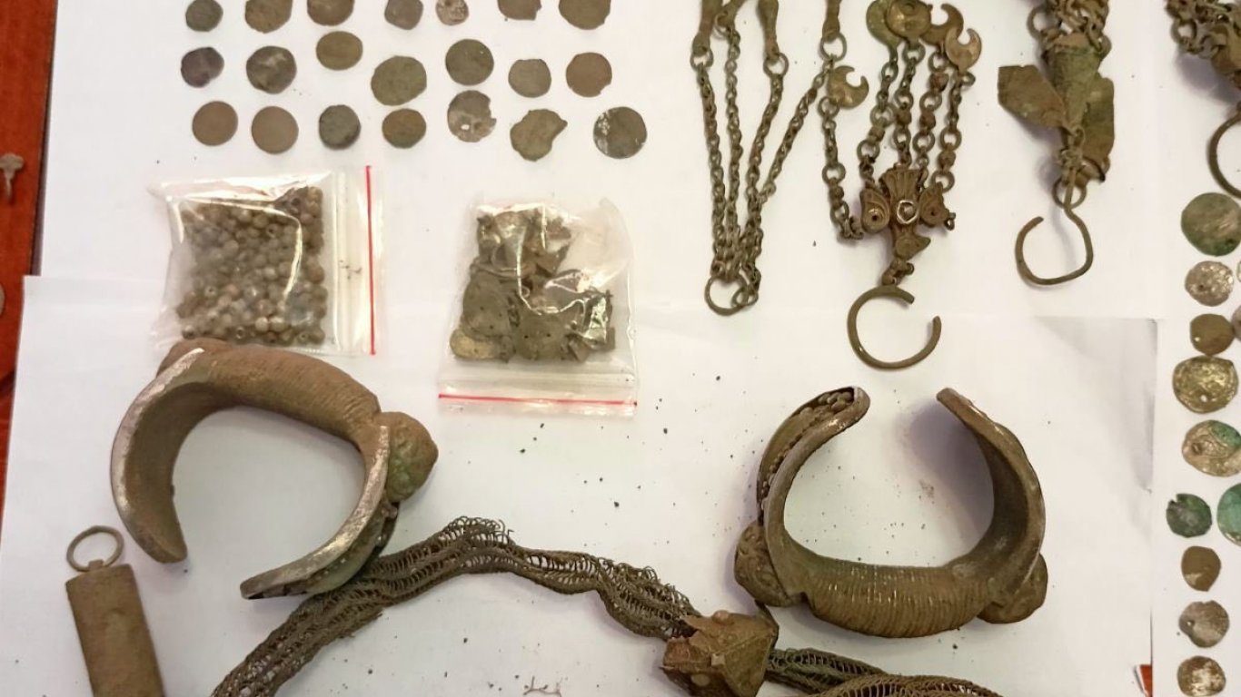 Антимафиоти откриха ценни артефакти в жилище в поморийското село Порой (снимки)