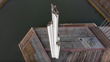 Латвийските власти започнаха днес да премахват паметника на съветската победа