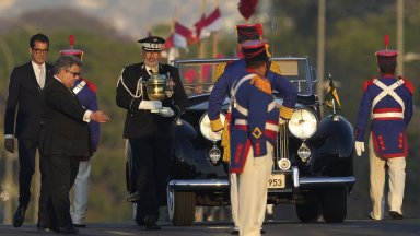 Войници в старовремски костюми въздушно шоу и тържествена процесия Бразилия