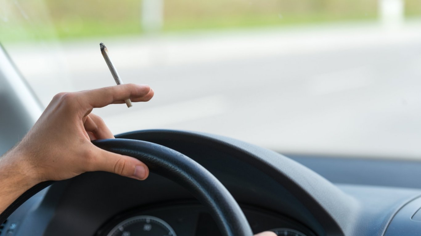 Опасно ли е да се шофира след консумацията на марихуана?