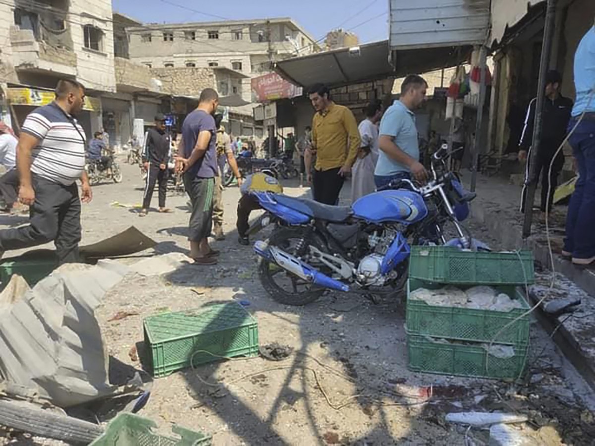 Пазар, атакуван с ракети, в град Ал Баб, Северна Сирия, петък, 19 август, 2022. Градът се държи от подкрепяни от Турция опозиционни бойци в Северна Сирия. Няколко души бяха убити
