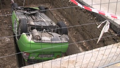 Такси падна в обезопасен изкоп в Русе (снимки и видео)