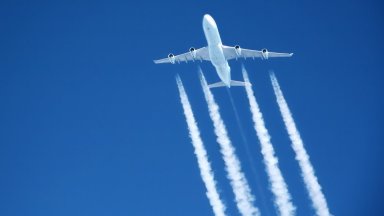 Еко активисти завладяват билбордове в Европа, искат забрана на рекламата на авиокомпаниите