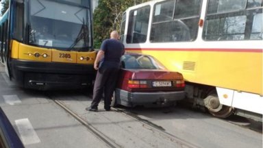 Лек автомобил и два трамвая катастрофираха в София Колата е