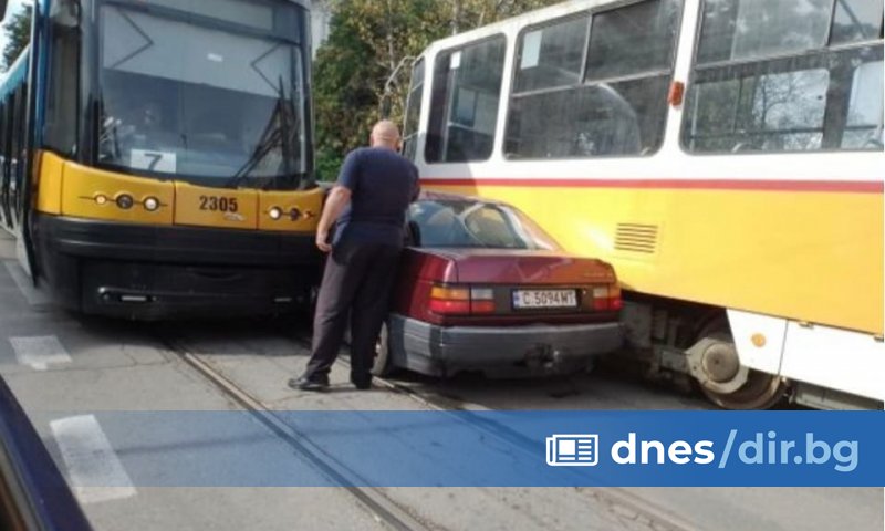 Лек автомобил и два трамвая катастрофираха в София. Колата е
