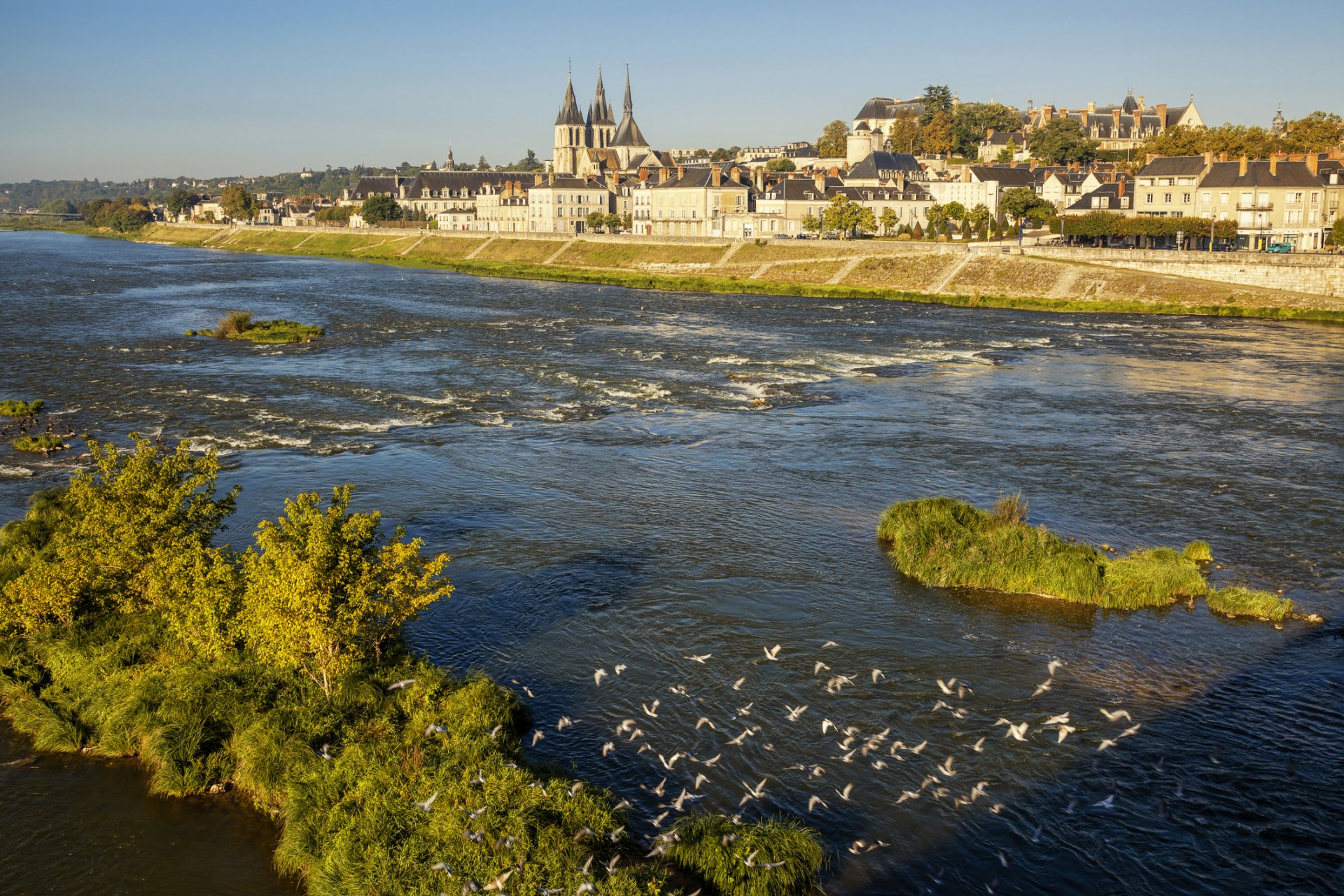 Река Лоара във Франция - с незапомнено ниско ниво заради сушата