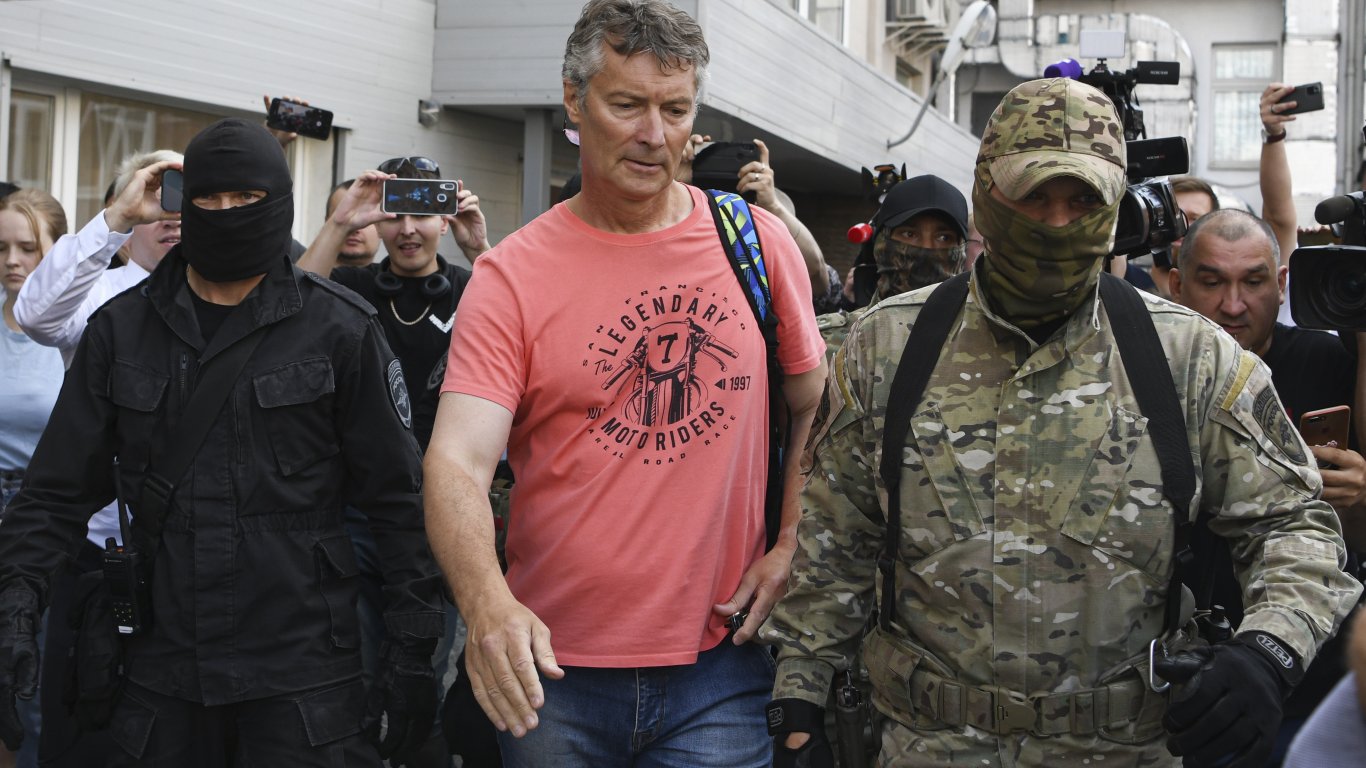 Арестуваха руския опозиционер и бивш кмет на Екатеринбург за дискредитиране на армията (видео)