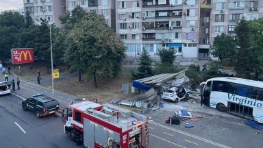 Двама полицаи загинаха при преследване на автобус пълен с мигранти