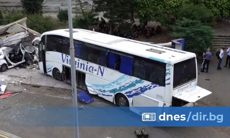 Двама полицаи са загинали при инцидент с автобус с мигранти
