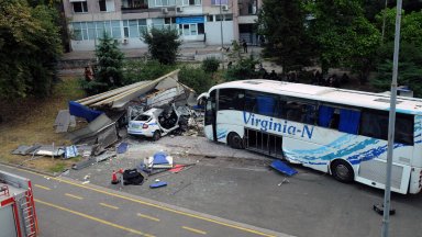 Общо петима са задържани за катастрофата на автобус с мигранти