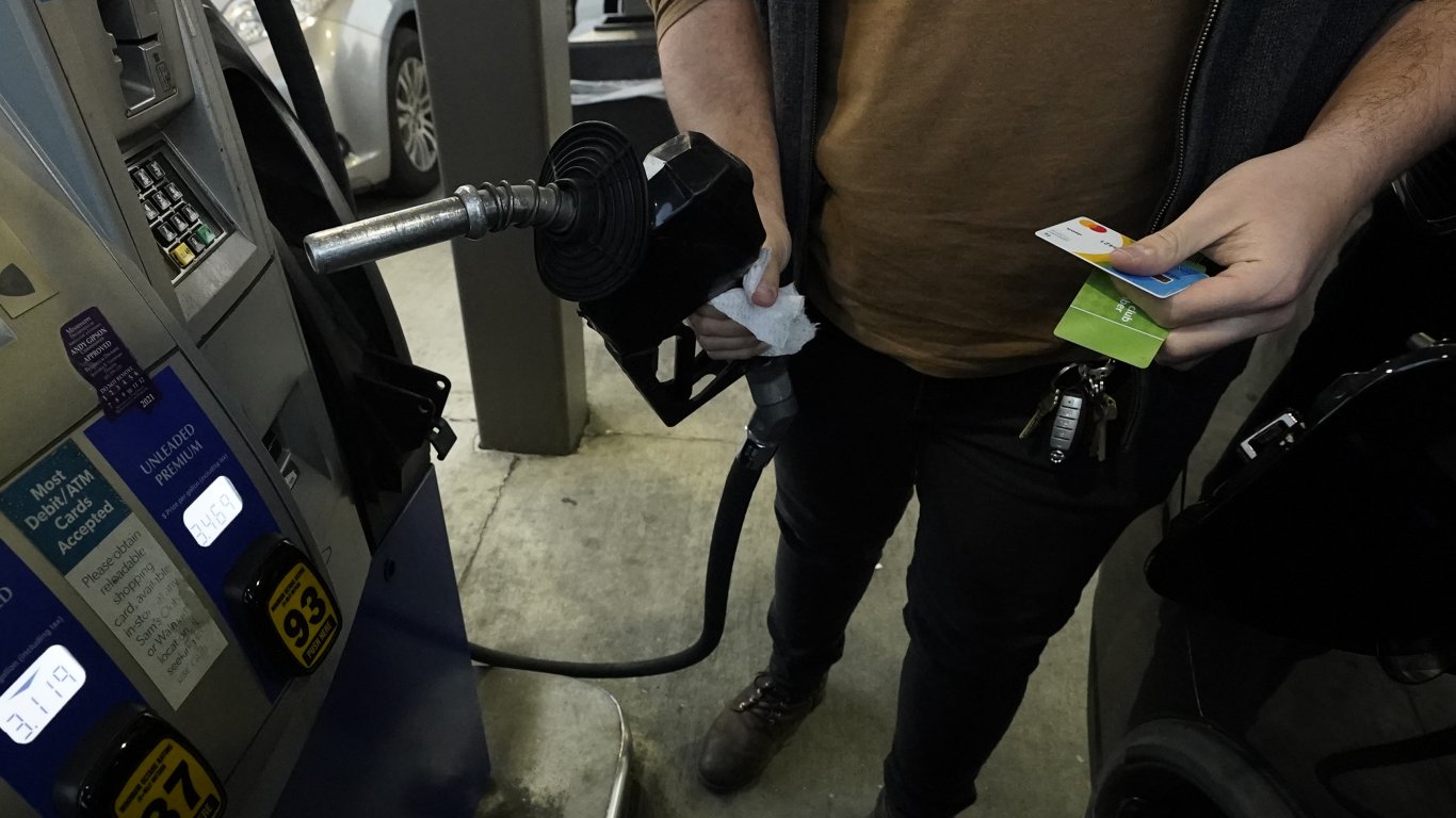 По-евтините горива и ток тласнаха надолу инфлацията в САЩ 