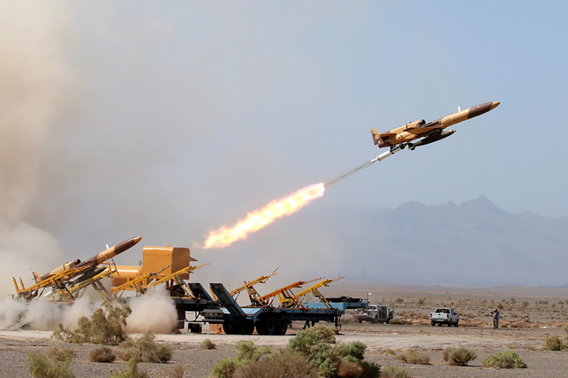 Изстрелване на дронове при учение на иранската армия