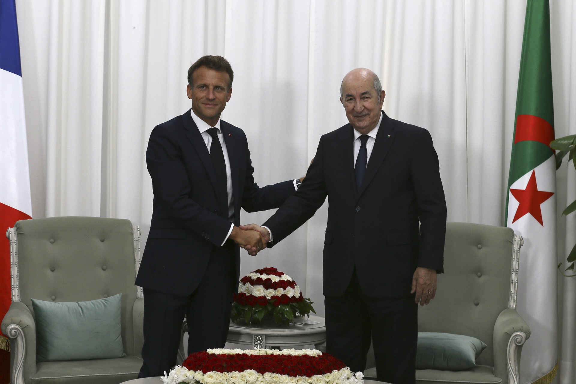 Френският президент Еманюел Макрон гостува на алжирския си колега, президента Абделмаджид Тебун