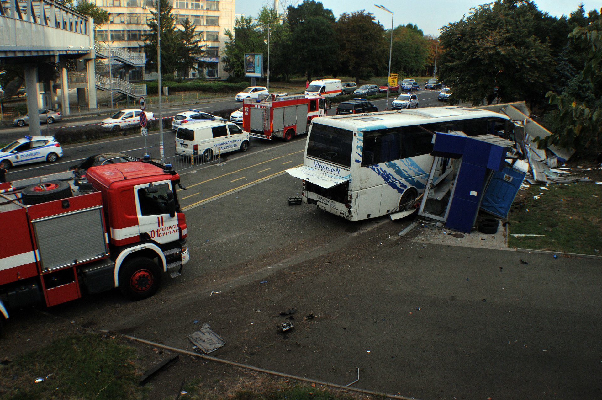 Двама полицаи загинаха при опит да спрат автобус с нелегални мигранти в Бургас