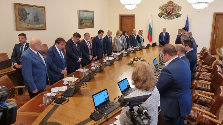 Служебните министри почетоха с минута мълчание паметта на двамата полицаи