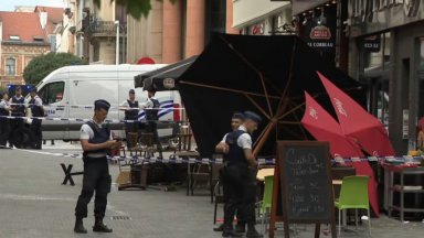 Микробус помете маси и столове пред кафене в центъра на Брюксел, шестима са ранени (видео)