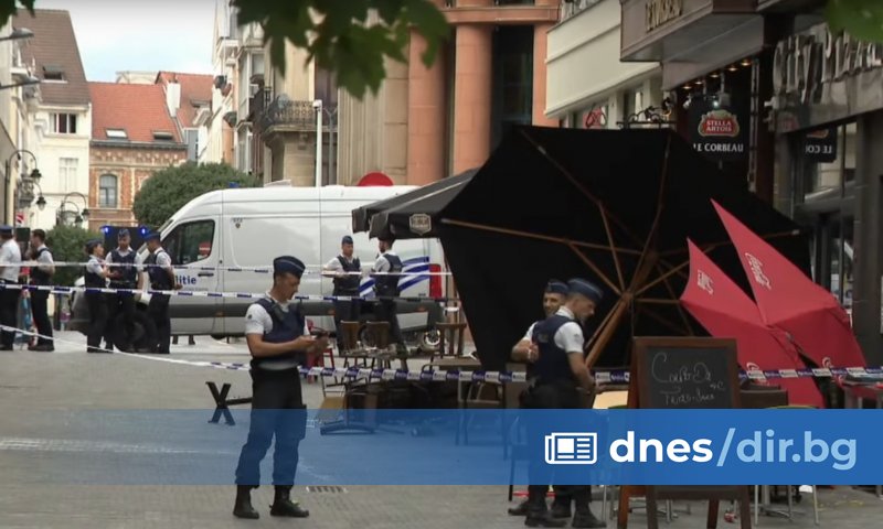 Микробус помете маси и столове пред кафене в центъра на
