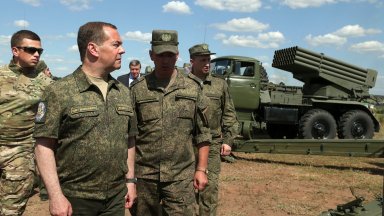  Медведев: Никой водач няма да може да анулира присъединението на новите територии към Русия 